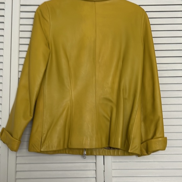 Leather classy semi fitted leather jacket with cuffed sleeves. - Picture 5 of 8